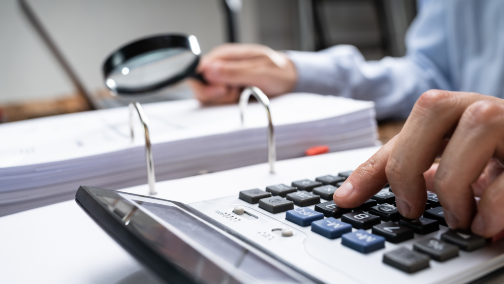 Preto e Marrom Flatlay Foto Finanças Capa para Facebook ()